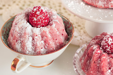 Kuchen in einer Tasse mit Himberen