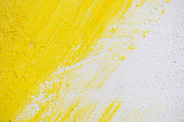 стена покрашенная желтой краской
