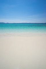Fototapeta na wymiar blue sea and white sand beach