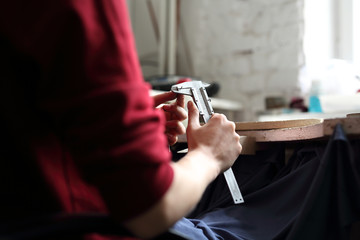 Przeciąganie drutu.Pracownia jubilerska, ręczna technika tworzenia biżuterii
