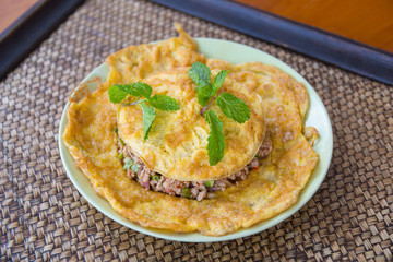 omelet with spicy minced pork