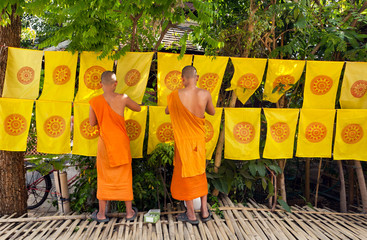 Obraz premium Buddhist monks decorated by flags with religious symbols all area outside monastery