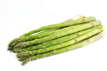 Mazzo di asparagi crudi