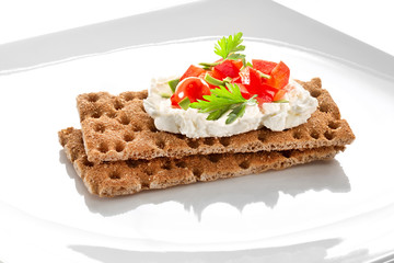 Crispbread with soft cottage cheese and red pepper