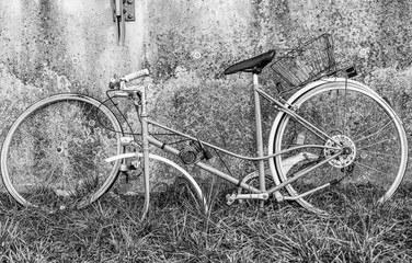 schwarz weiß Foto eines alten defekten Fahrrades