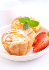 Biscuit cakes with curd filling decorated with strawberries and mint