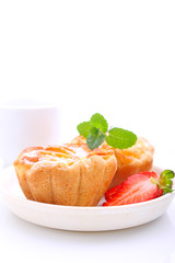 Biscuit cakes with curd filling decorated with strawberries and mint