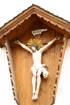 Jesus Kreuzigung unter einem kleinen Dach