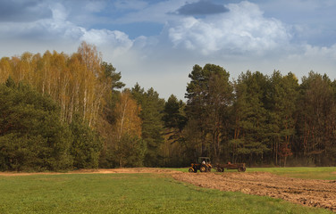 Traktor na polu. Wieś.
