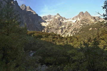 Obraz premium peaks above Dolina Zeleneho plesa valley in High Tatras mountains during summer morning with clear sky