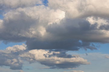 weiße und graue Wolken in einem blauen Himmel an einem sonnigen Tag im April