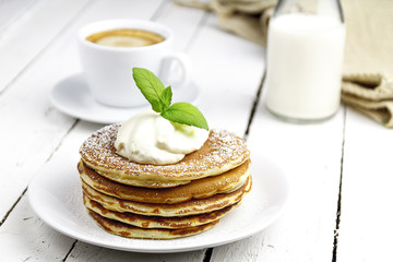 Naleśniki z kawą oraz mlekiem  © kashanowa