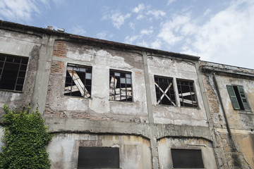 Edificio disastrato abbandonato 