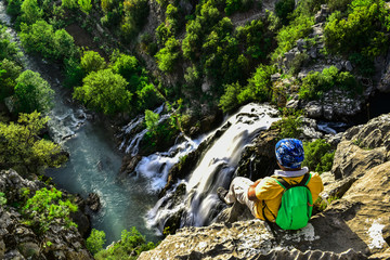 Obraz premium zirveden kuşbakışı şelale dokusu