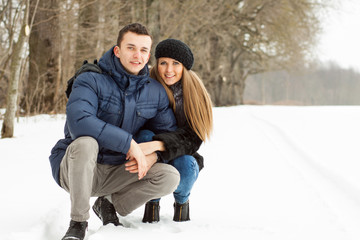 Obraz premium Happy Young Couple in Winter Park having fun
