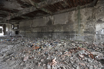 Edificio abbandonato con detriti