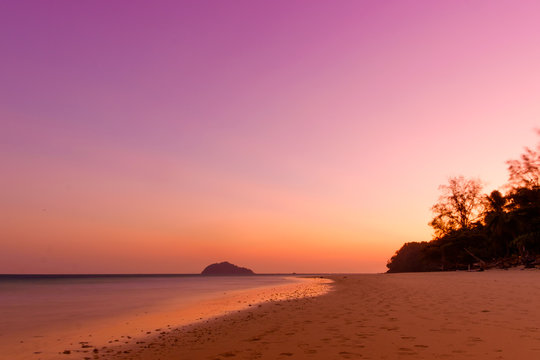 background of the sunet at bulone island, satun province, Thaila