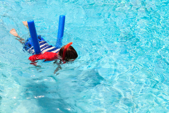 Little Boy Learns Swimming Alone With Pool Noodle