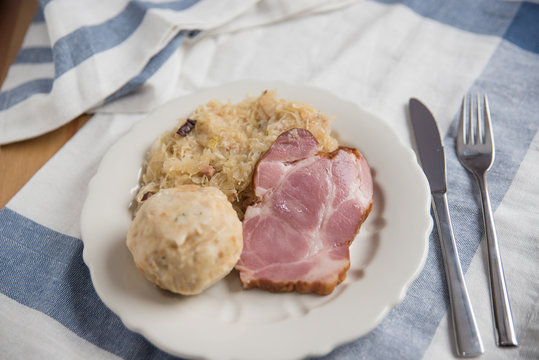 Geselchtes mit Kn&ouml;del 
