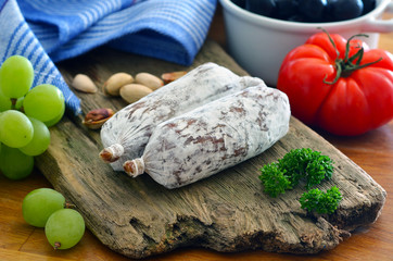 Salametti - Salami / Auf Treibholz mit Gem&uuml;se und Fr&uuml;chten / Rustikal