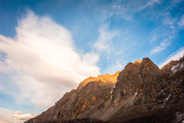 Obraz premium Beautiful snow-capped mountains against the blue sky 