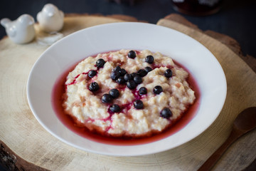 Oatmeal with blueberries