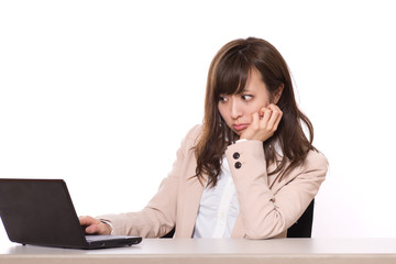 オフィスで仕事に悩む女性