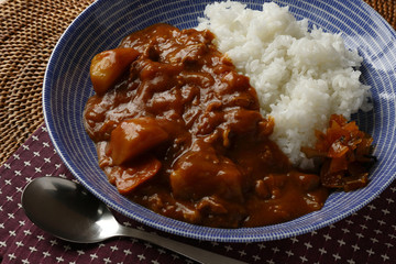 カレーライスは食べ過ぎの原因になるボリューム感がある