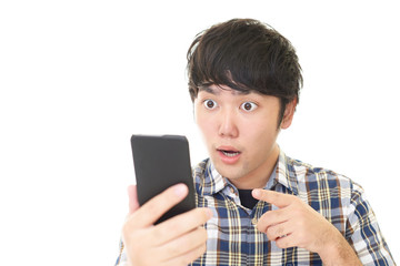 驚いた表情の青年