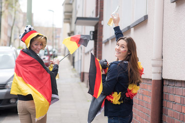 fußballfans feiern auf der straße den sieg für deutschland