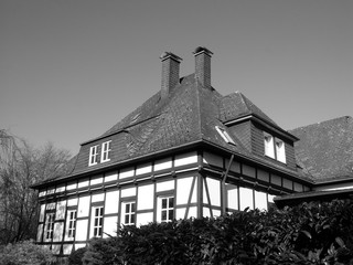 Schöne alte Villa mit Fachwerk, Dachgaube und Mansarde im Sonnenschein in Oerlinghausen bei...
