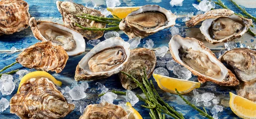 Foto op Plexiglas Buffet of fresh shucked oysters on ice © exclusive-design