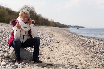 Frau wird im Urlaub gestört