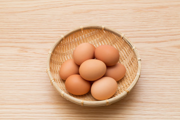カゴに入れた卵