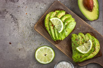 Photo sur Plexiglas Entrée spicy rye toasts with avocado