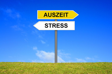 Schild Wegweiser zeigt Stress oder Auszeit