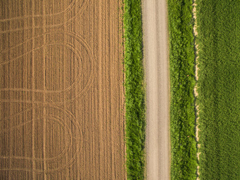 Acker mit Feldweg aus der Luft