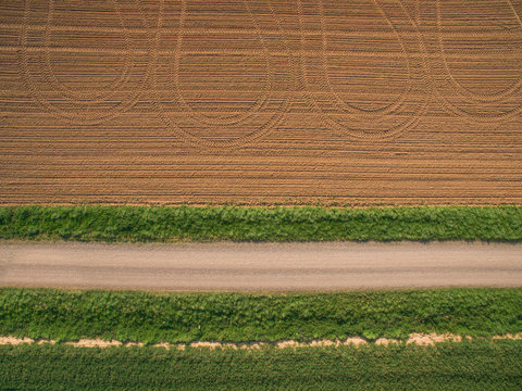 Acker und Feldweg aus der Luft