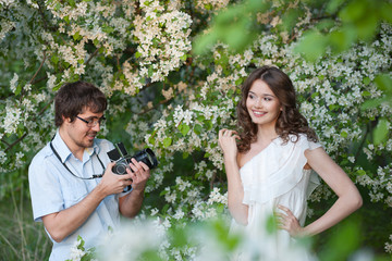 Obraz premium The man photographs and young girl in a garden