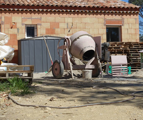 une bétonneuse sur le chantier