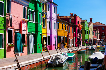 Fototapeta na wymiar Bridge and canal with colorful houses on island Burano, Italy
