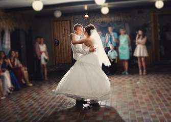 Naklejka premium bride and groom dancing
