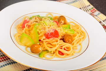 Food without meat: Spaghetti, tomato, zucchini, cheese and green