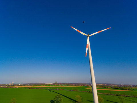 Windenergieanlage mit Flugzeug vor Schacht Konrad