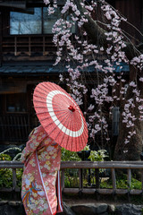 祇園白川　着物姿の女性と和傘