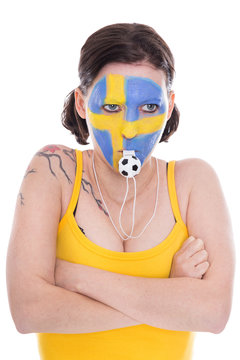 Fußballfan von Schweden mit verschränkten Armen pfeift in eine