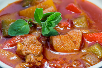Gulasch in einer cocotte mit Majoran makro