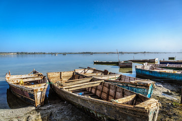 Старые лодки на берегу соленого озера Retba в Сенегале