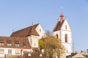 Obraz premium Basel, Stadt, Basel-Stadt, Altstadt, Leonhardskirche, Kirchturm, Altstadthäuser, Barfüsserplatz, Stadtspaziergang, Frühling, Schweiz