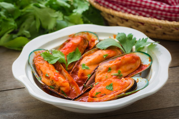 Mussels in tomato and herbs sauce